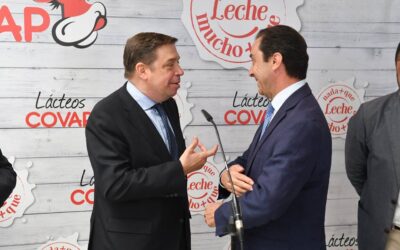 El ministro de Agricultura visita a COVAP para conocer su estrategia de ganadería sostenible y bienestar animal